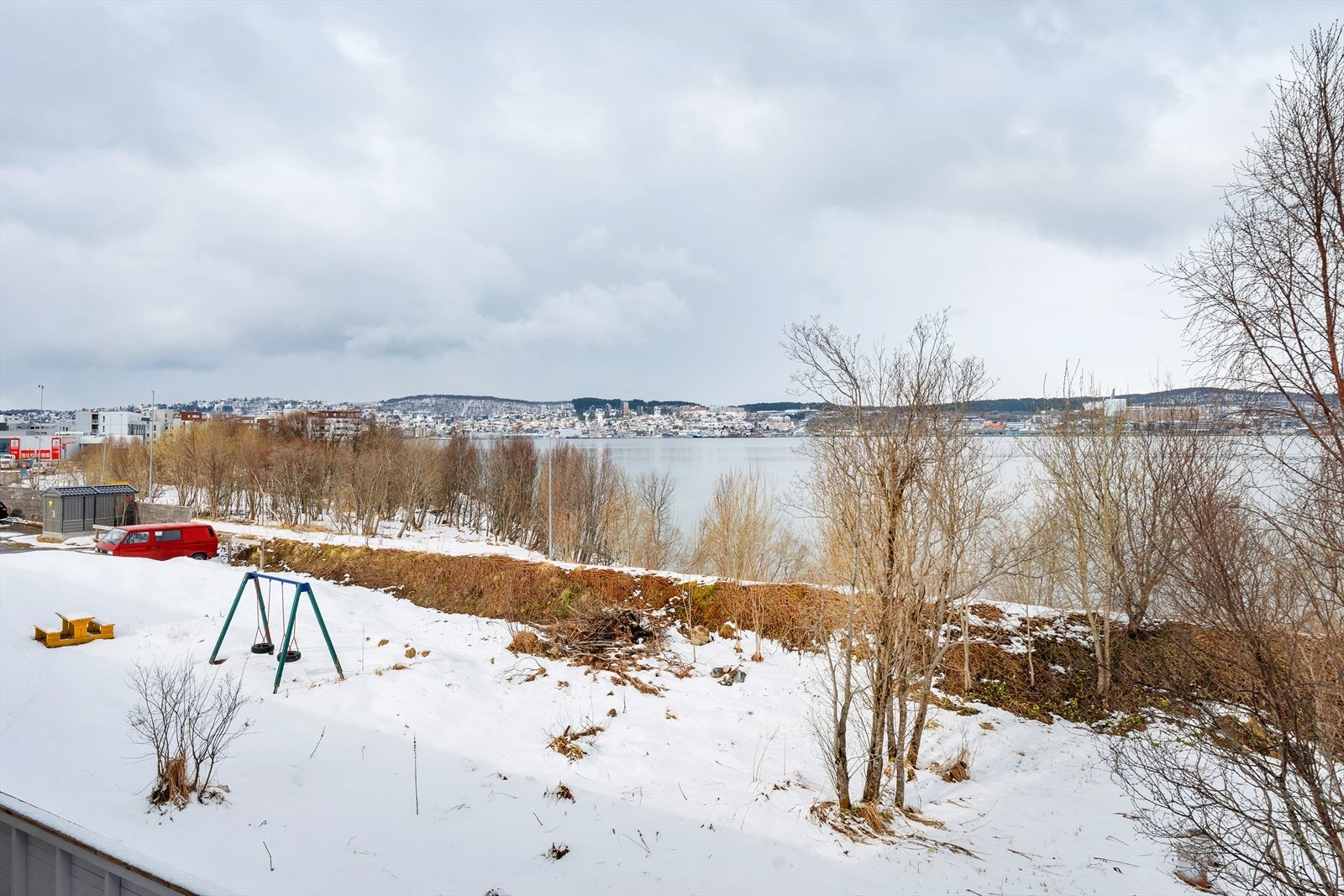 Leiligheten ligger i front, og får dermed en uhindret utsikt over nærområdet, sundet og Tromsøya. Galleribilde