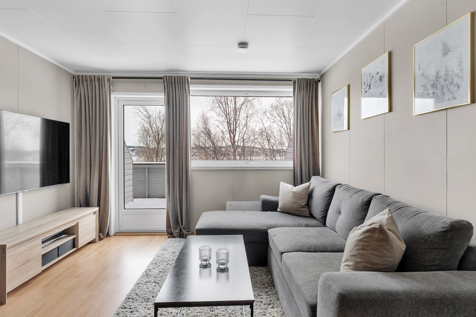 Stue med rikelig naturlig lysinnslipp og utgang til flott balkong med svært gode solforhold! Galleribilde