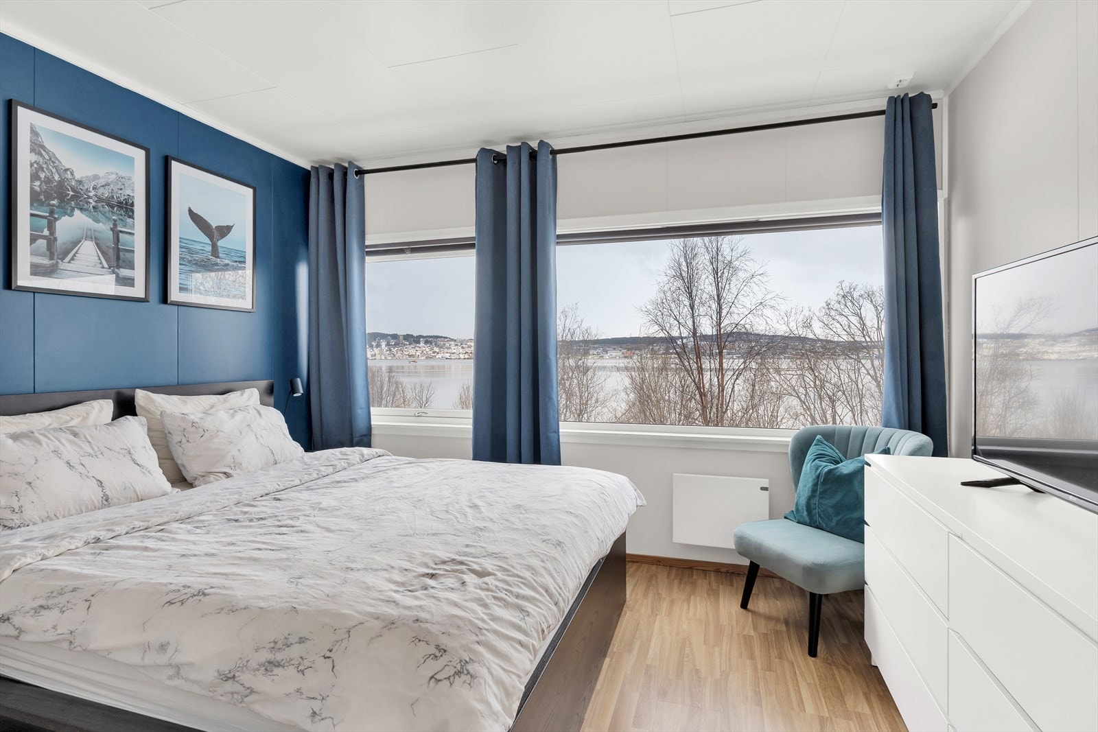 Soverommet er romslig, med god plass til stor seng. Her våkner du til en fantastisk utsikt! Galleribilde