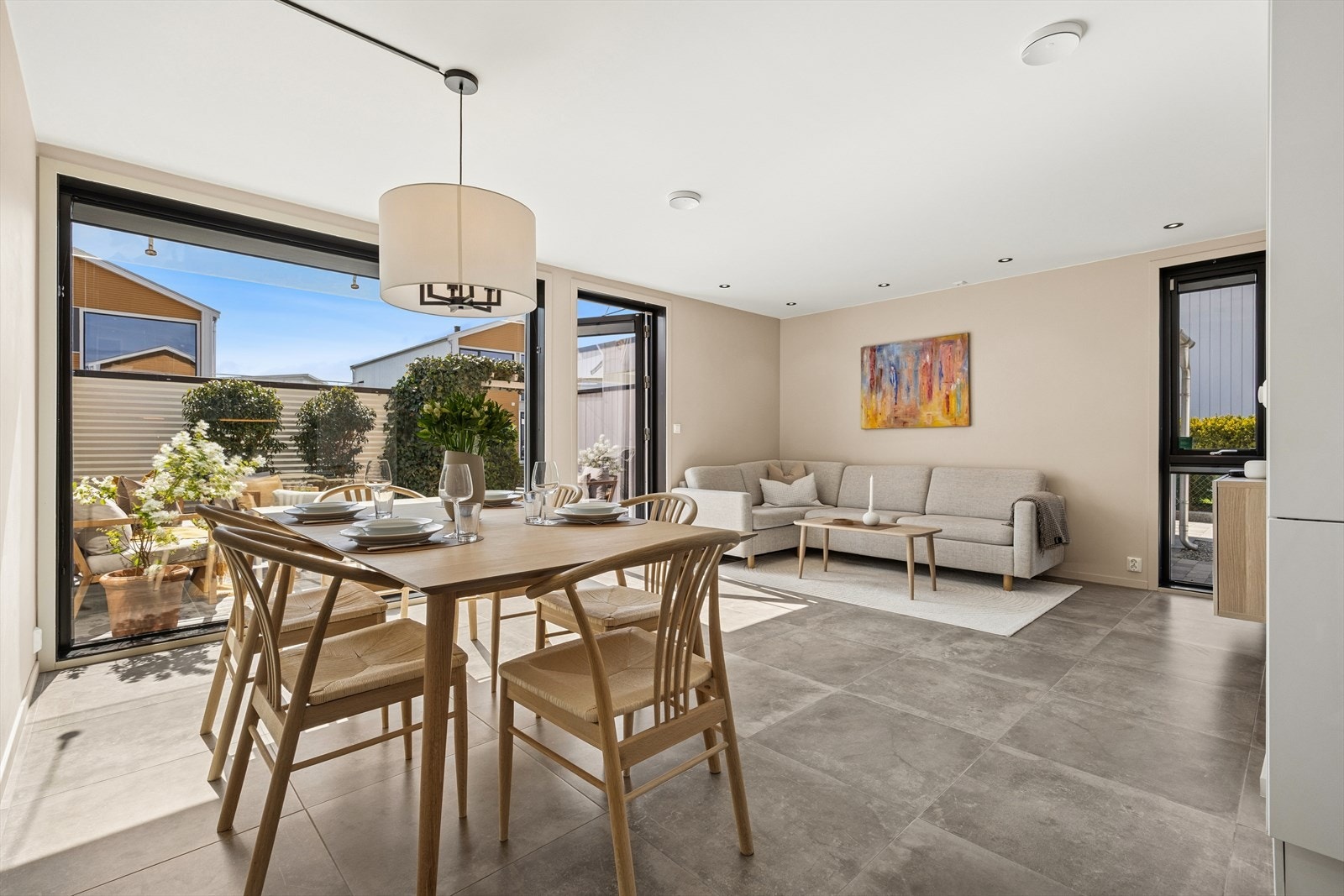 Fra stuen er det direkte utgang til en av boligens tre terrasser på bakkeplan. Galleribilde