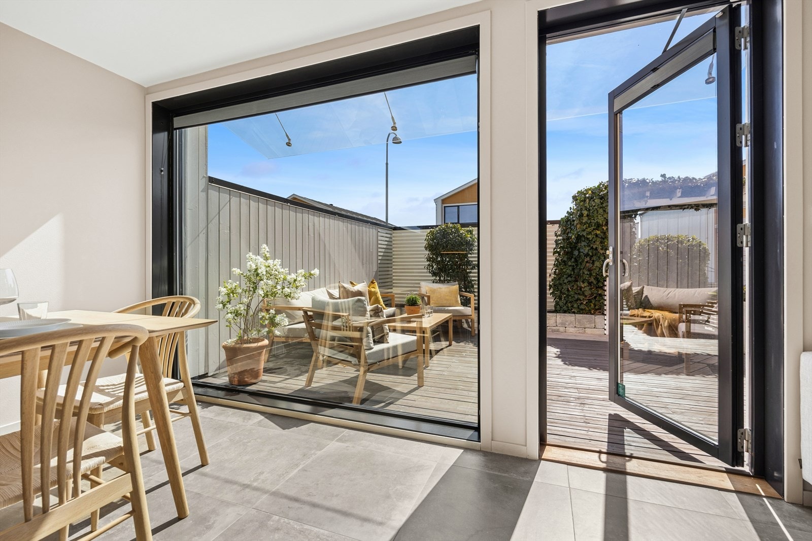 Direkte utgang fra stuen til terrassen gjør det enkelt å nyte utelivet. Galleribilde