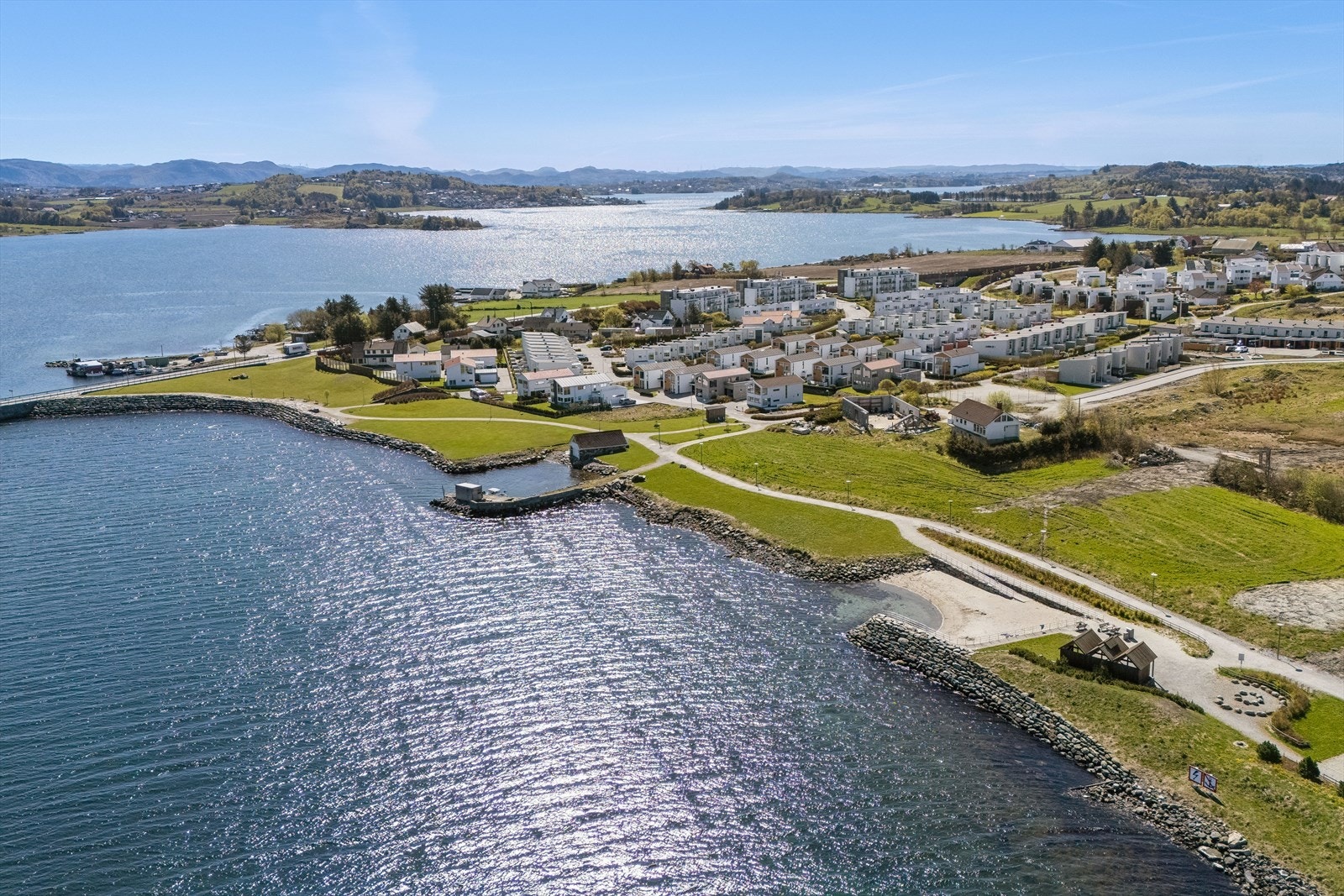 Nyt nærheten til sjøen med flotte tur- og rekreasjonsmuligheter rett utenfor døren. Galleribilde
