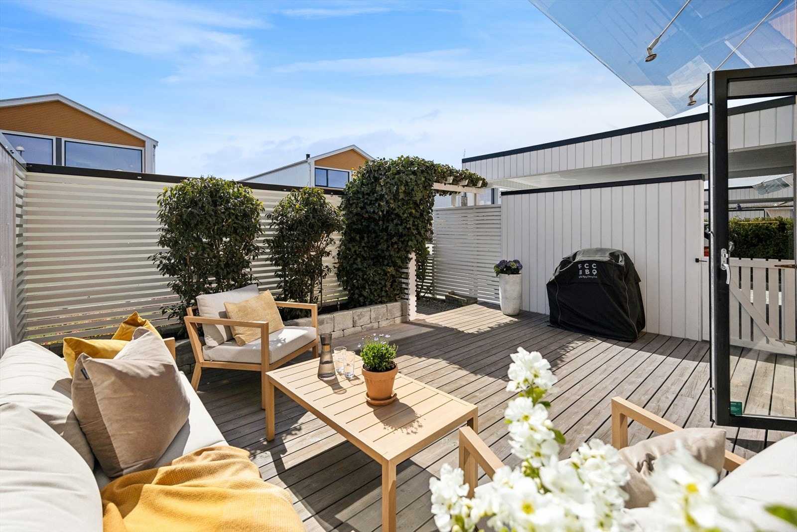 Her er det god plass til utemøbler, grill og beplantning. Galleribilde