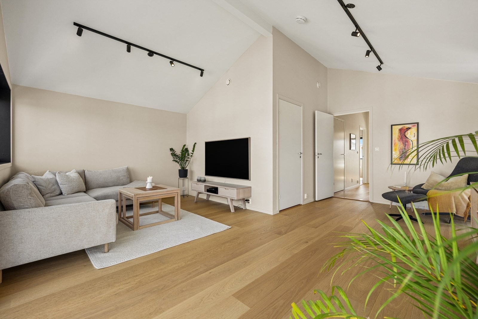 Dersom én stueavdeling ikke skulle være nok, finner du en romslig ekstra stue i boligens 2. etasje - perfekt med barn og ungdommer i huset. Galleribilde