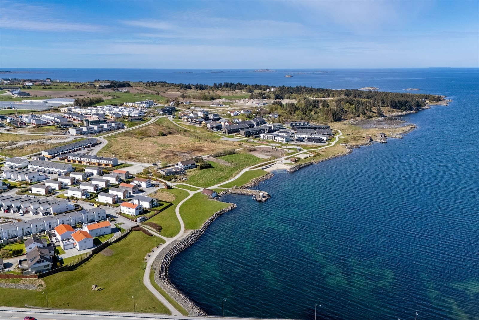 Her bor du i et etablert og barnevennlig område med umiddelbar nærhet til sjøen og fine turområder. Galleribilde