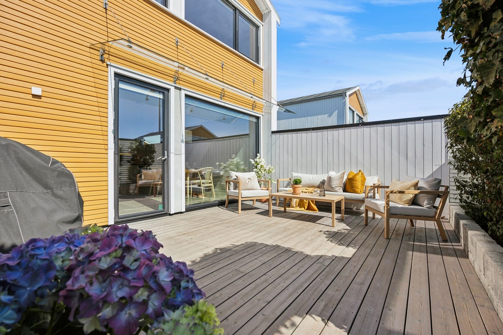 En av de skjermede uteplassene, perfekt for sosiale sammenkomster. Galleribilde