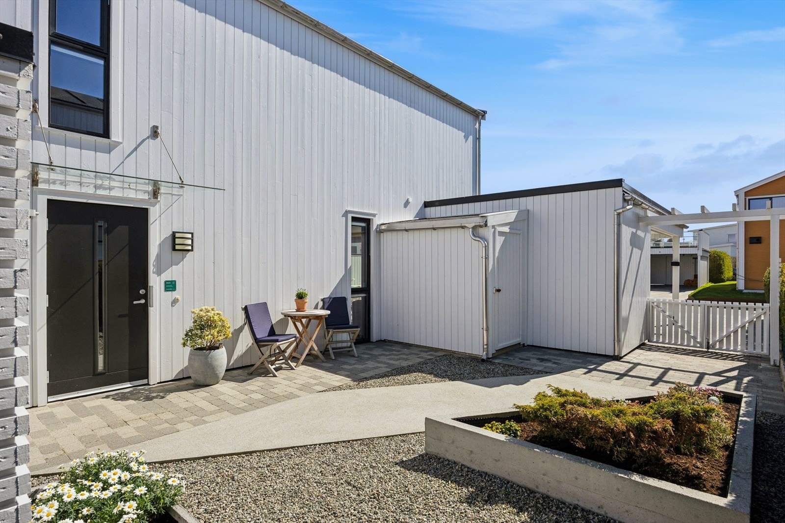 Koselig inngangsparti som er opparbeidet med belgningstein, grus og blomsterbed. Bod bak carport er ikke godkjent, se mer pkt. ferdigattest. Galleribilde