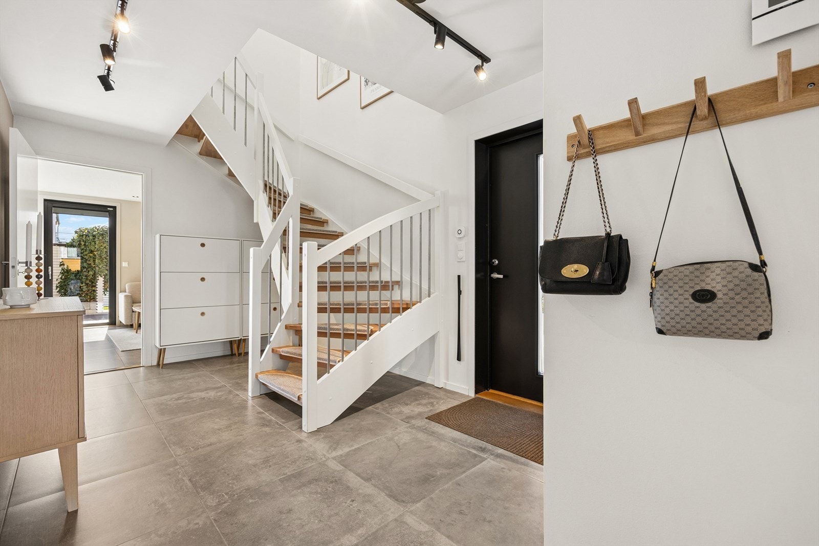 Her ønskes du velkommen inn i en romslig entré med flislagt gulv og vannbåren gulvvarme. Galleribilde