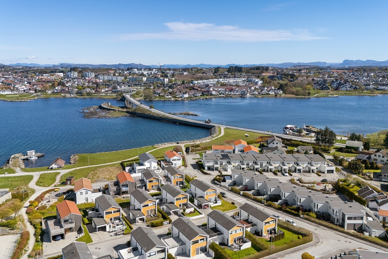 Jåsund er et veletablert boligområde med kort vei til både skoler og barnehager, som Haga skole og Jåsund barnehage. Galleribilde