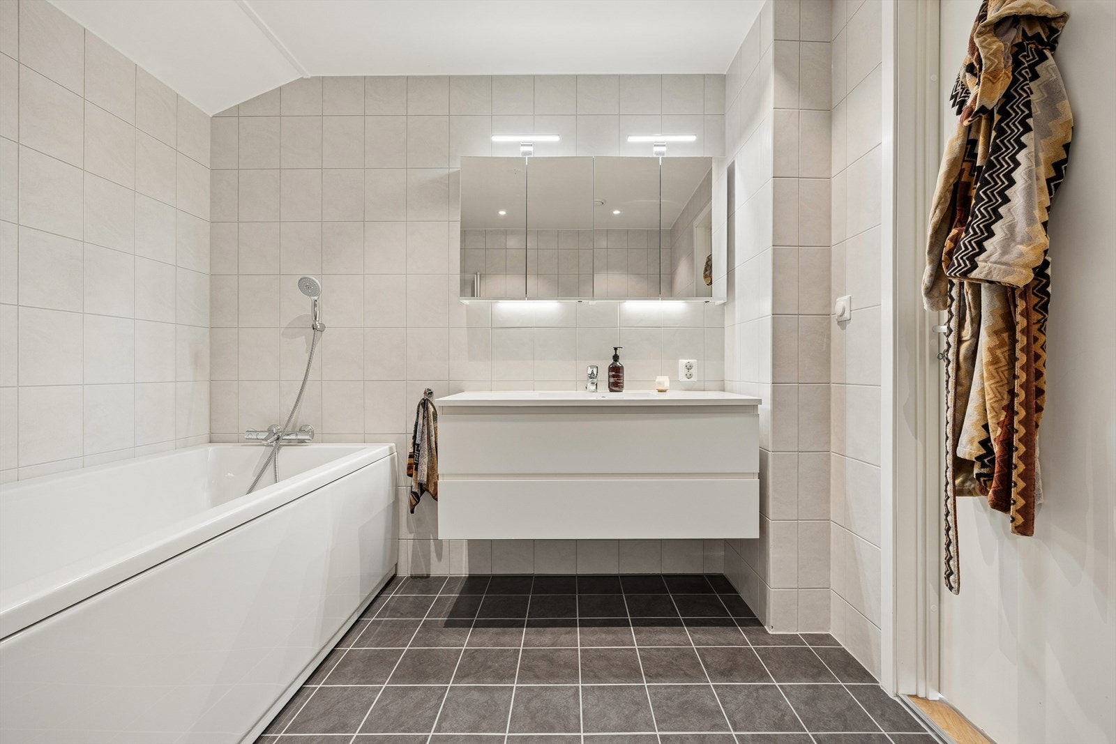 Baderommet i 2. etasje er flislagt med vannbårne varme i gulvet for økt komfort. Galleribilde