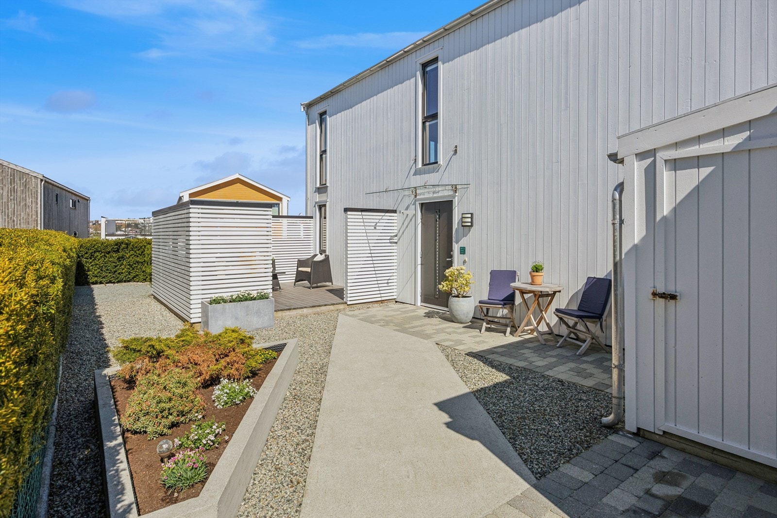 Eiendommen har carport og gode parkeringsmuligheter på egen tomt. Galleribilde