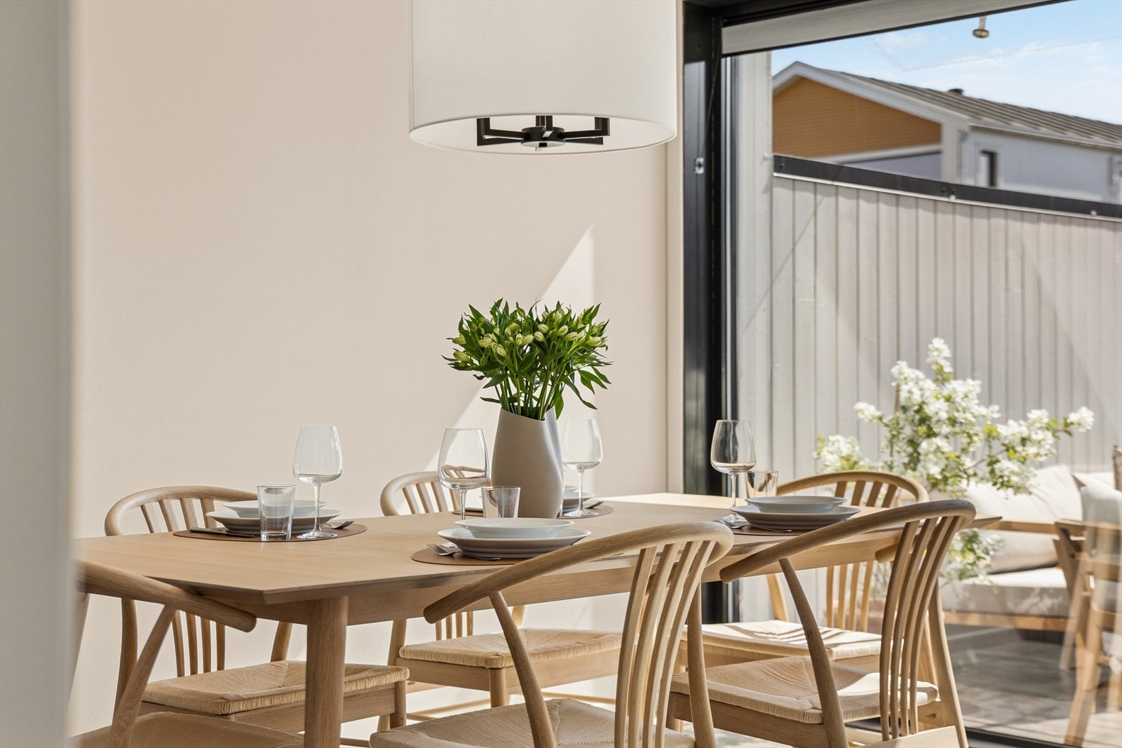 Store vindusflater og utgang til terrasse visker ut skillet mellom inne og ute. Galleribilde