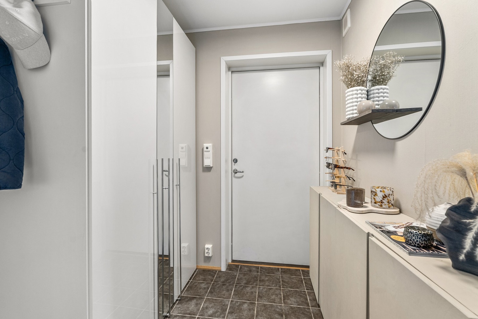 Entré med garderobeskap og flislagt gulv m/gulvvarme. Leiligheten disponerer også en innvendig og en utvendig bod. Galleribilde