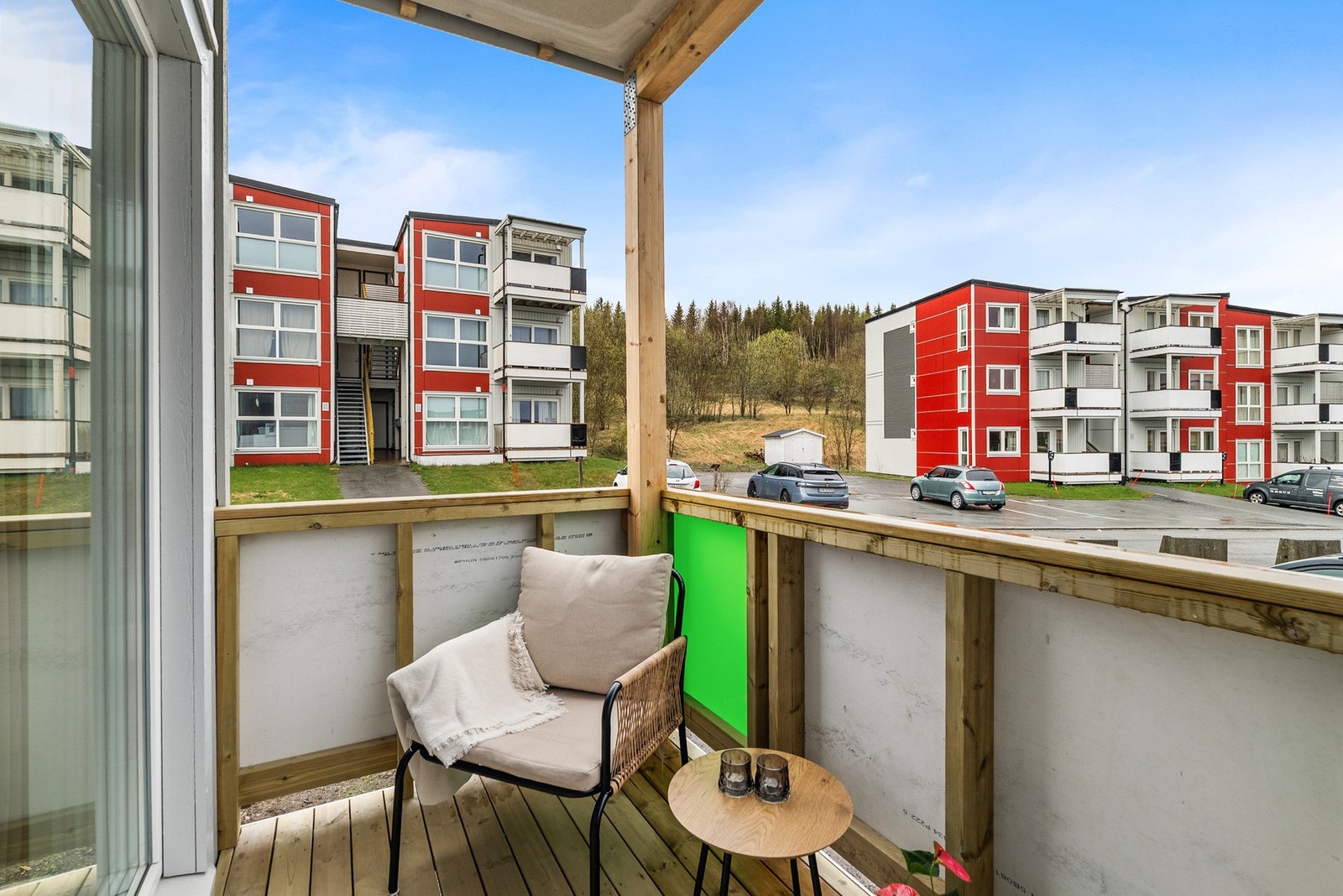 Balkongen har plass til en liten sittegruppe hvor man kan nyte morgenkaffen. Galleribilde