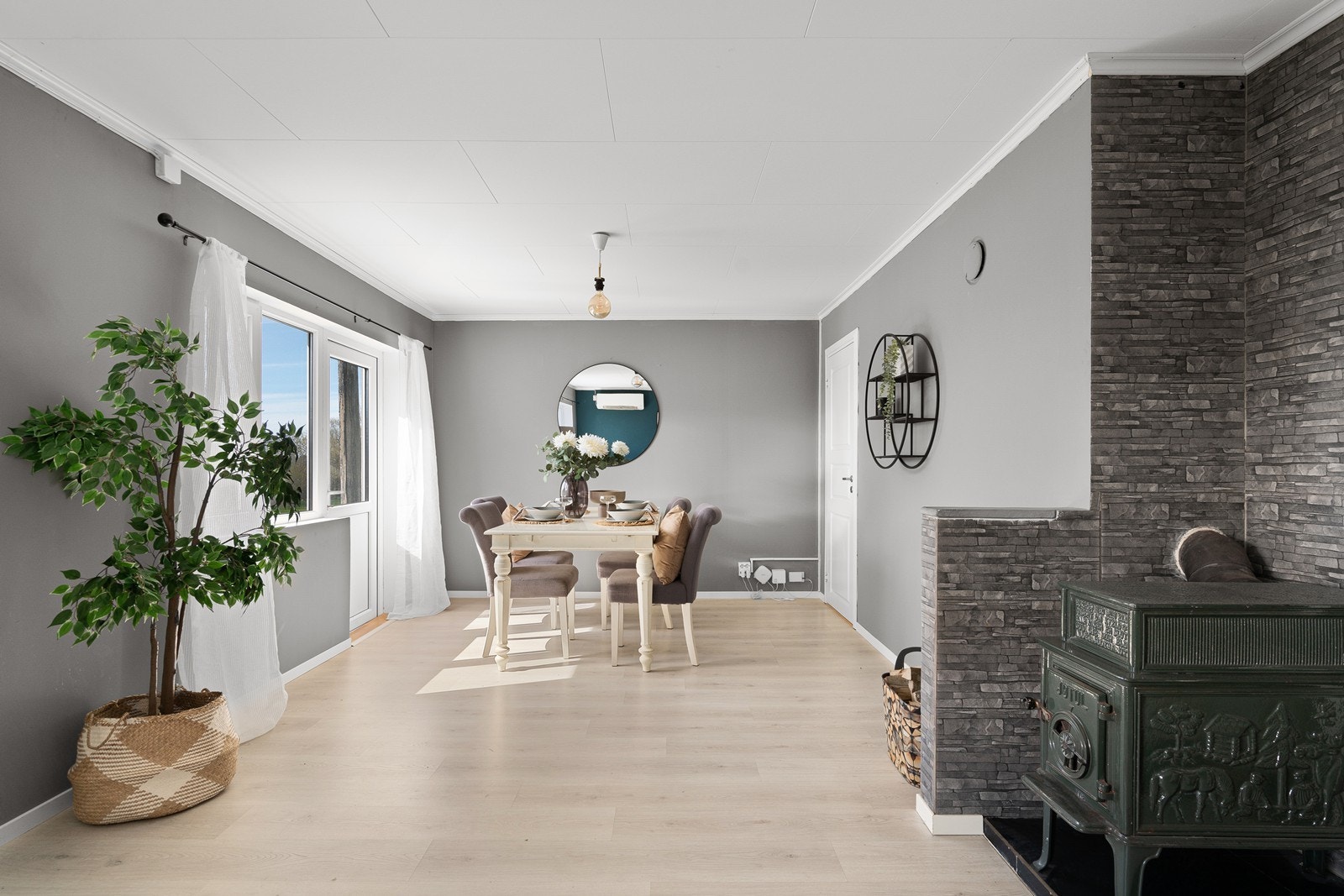 God plass til spisebord hvor en kan dekke til venner og familie Galleribilde