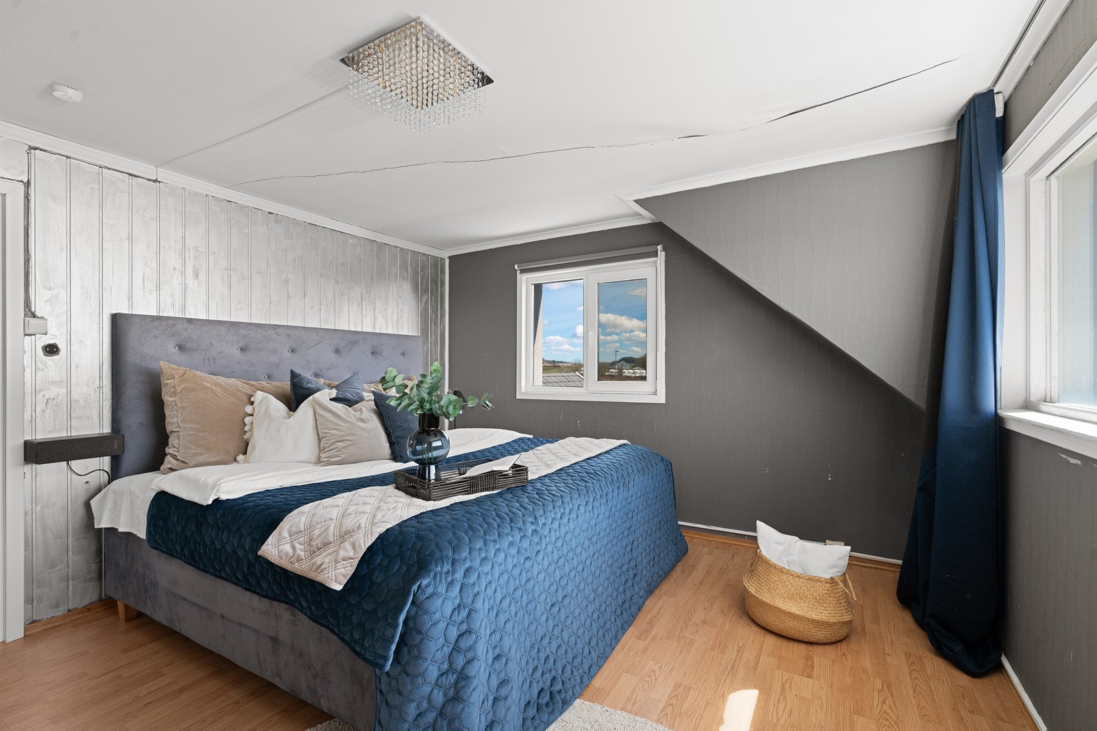 Soverom 3, med en lunere fargetone. Med 2 vinduer får du tilstrekkelig lys inn. God plass til stor seng og ulike skap og hylleløsninger. Galleribilde