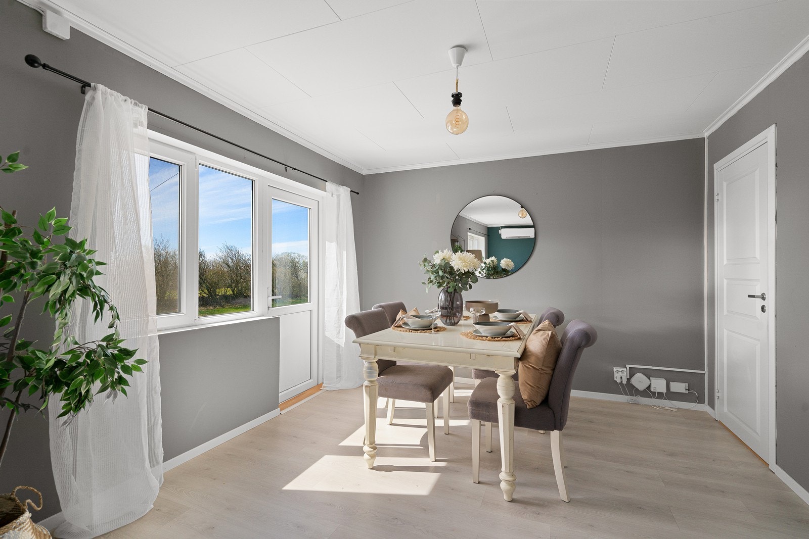 Stue med utgang til terrasse - perfekt for å åpne opp mot uteplassen Galleribilde