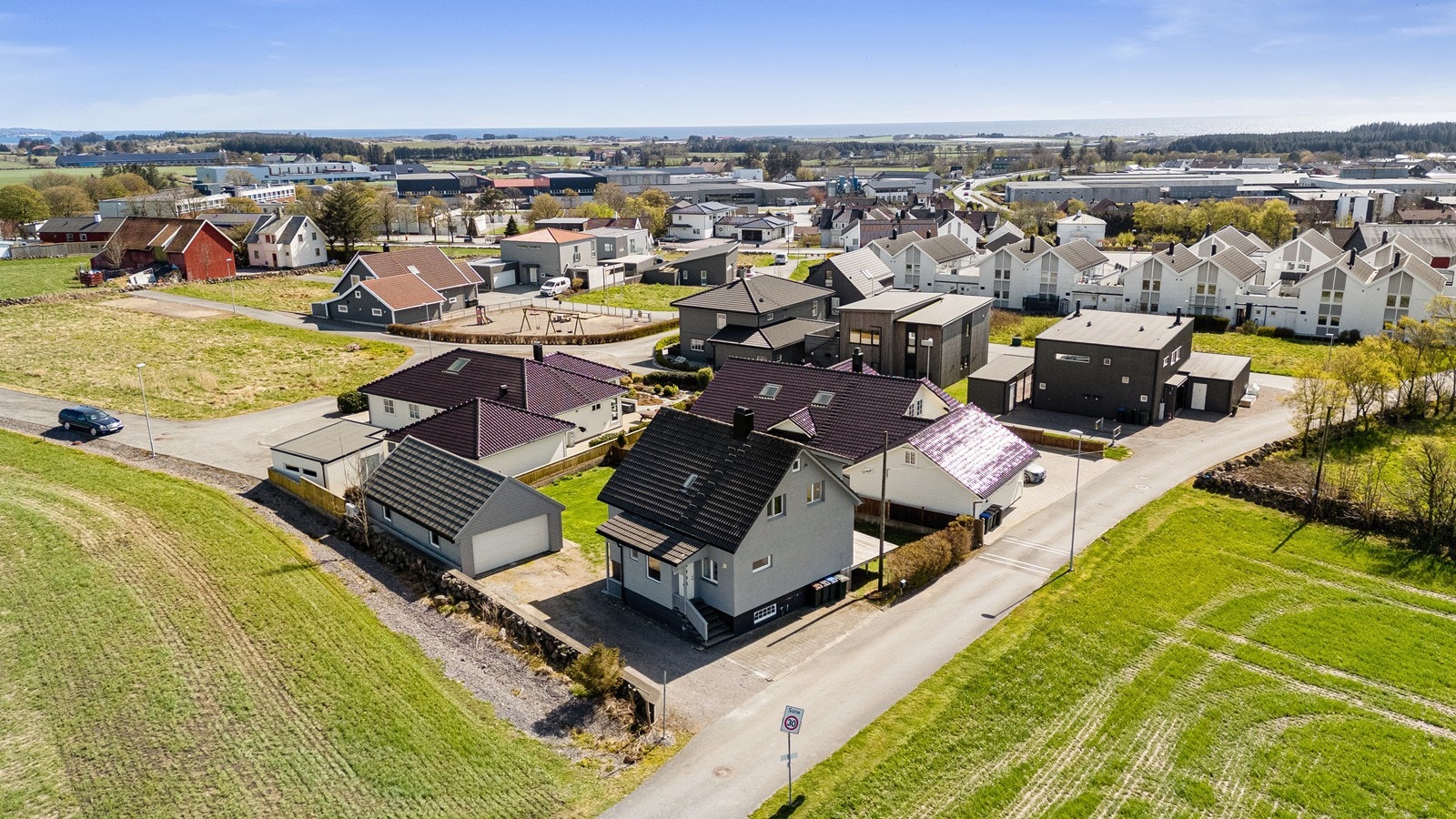 Barnevennlig område med nærhet til lekeplass Galleribilde