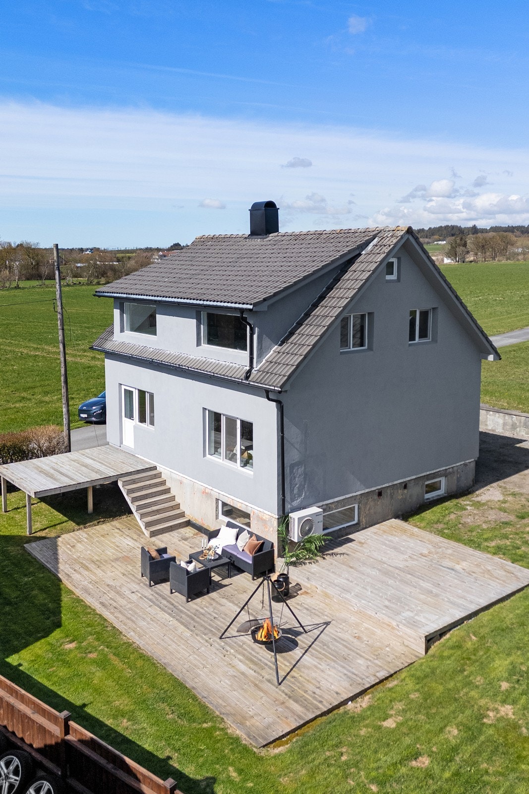 Boligen byr på gode uteområder med flere terrasser og mange muligheter. Galleribilde