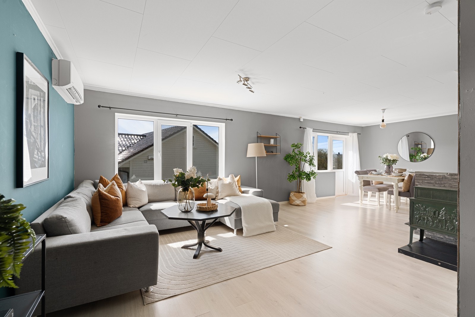 Romslig stue med store vinduer som slipper inn rikelig med lys Galleribilde