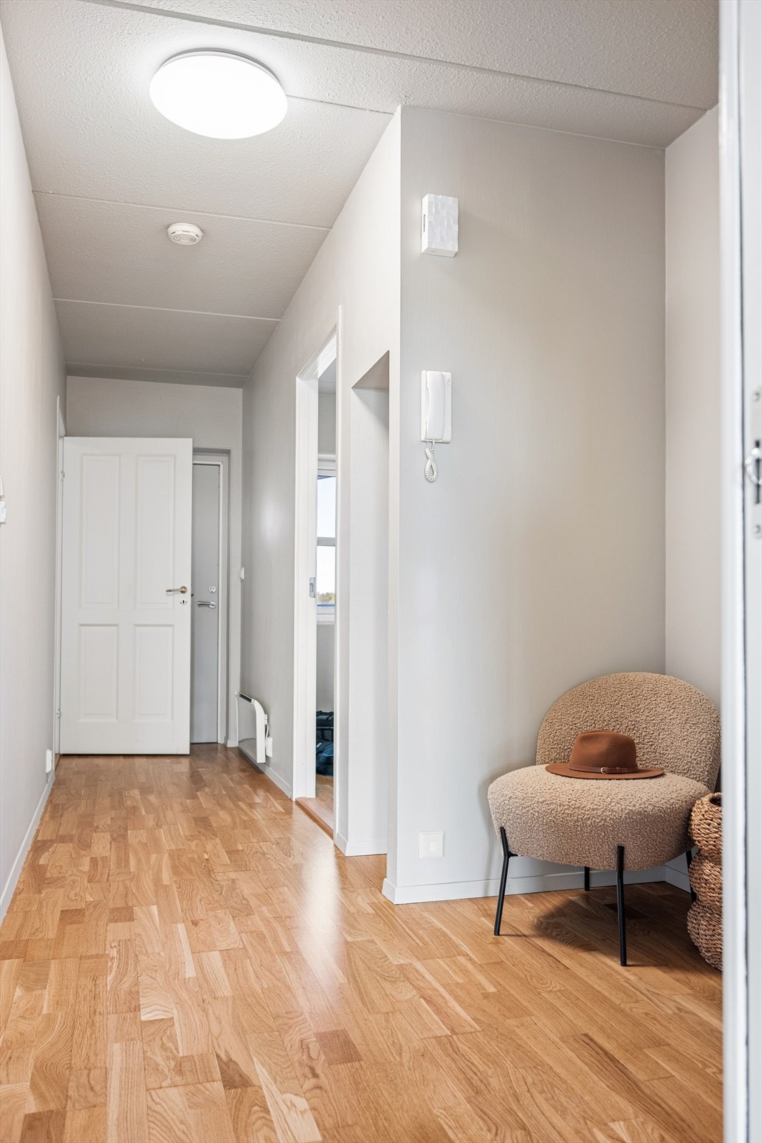 Entréen binder sammen leilighetens rom og har plass til oppbevaring av yttertøy. Galleribilde