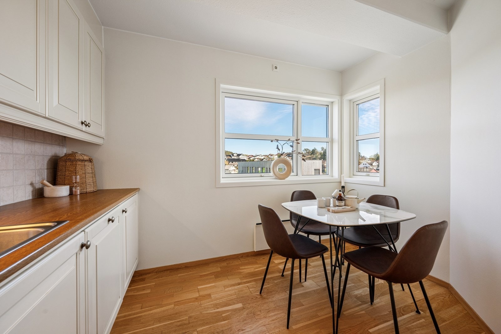 En hyggelig spiseplass ved vinduet på kjøkkenet. Galleribilde