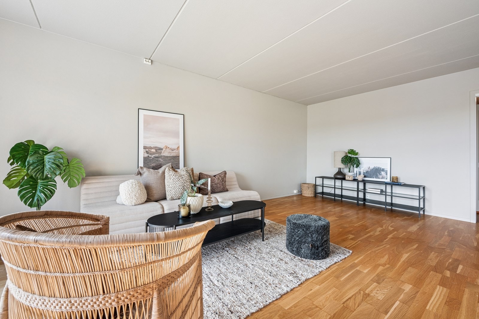 Store vindusflater gir godt med naturlig lys inn i stuen. Galleribilde