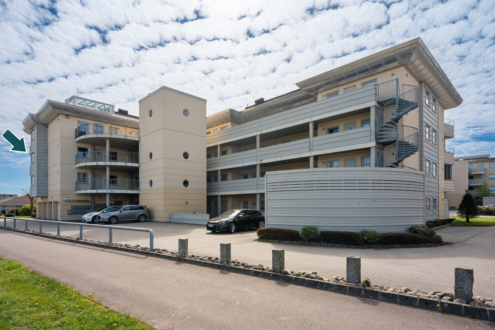 Eiendommen ligger i et veletablert og attraktivt boligområde på Sola, med kort vei til servicetilbud og kommunikasjon. Galleribilde