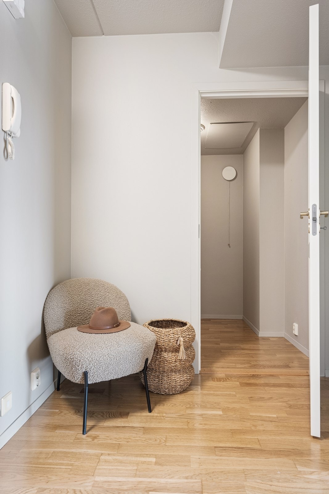 Fra gangen er det tilgang til en innvendig bod for ekstra lagringsplass. I tillegg medfølger en bod i kjeller. Galleribilde