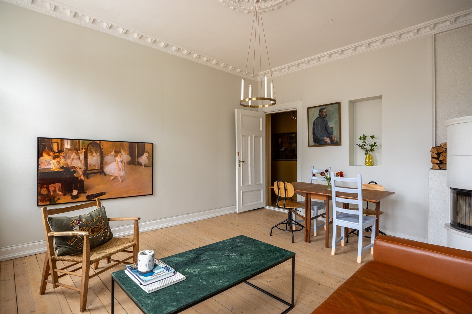 Flere gode kvaliteter med store vindusflater, klassiske detaljer, effektiv planløsning og peis. Galleribilde