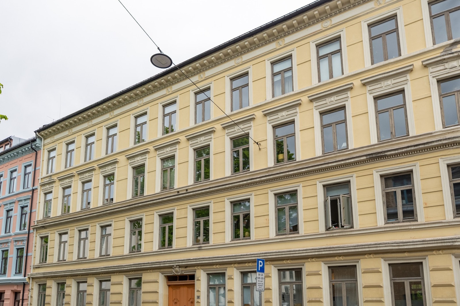 Leiligheten ligger i et sentralt og urbant område i bydelen Gamle Oslo. Galleribilde