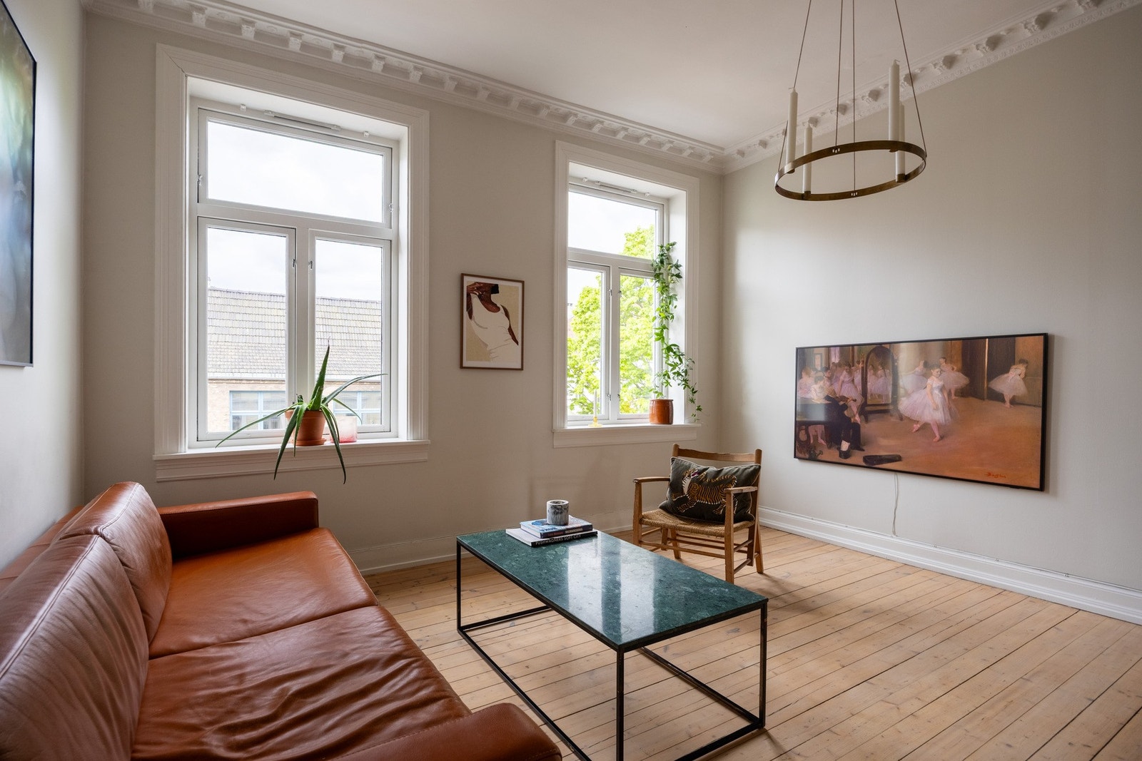 Generelt byr leiligheten på en generøs takhøyde, store vindusflater og originalt tregulv. Galleribilde