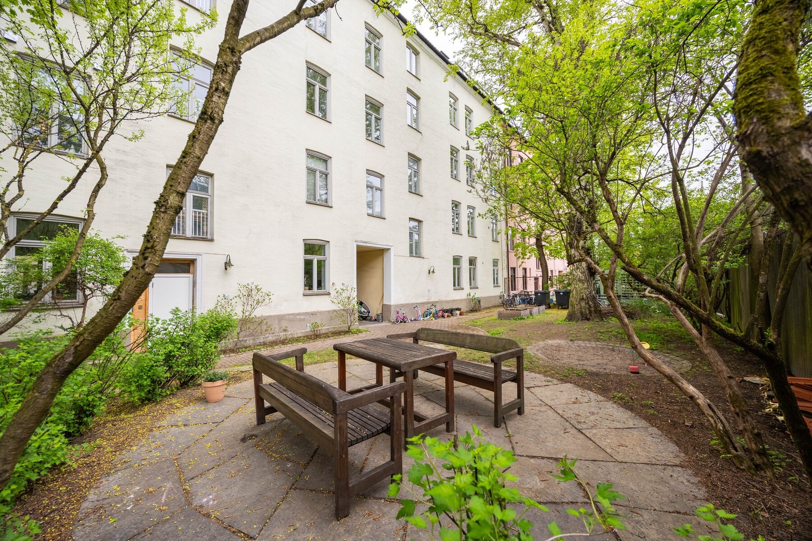 Hyggelig bakgård med felles grill, hagemøbler og sykkelstativ. Galleribilde
