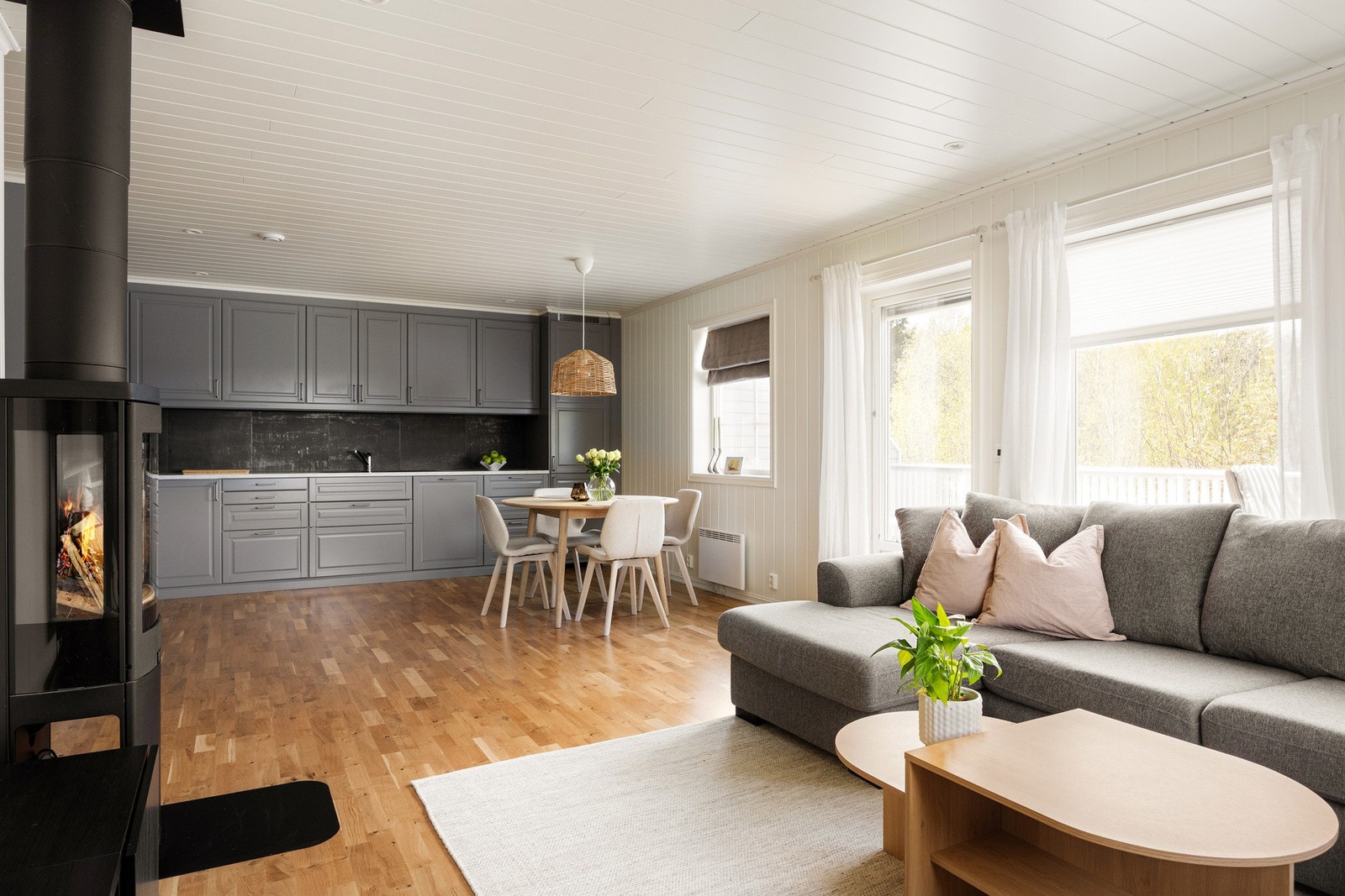I 2022 ble det montert solskjerming på tre av stuevinduene samt verandadøren, noe som bidrar til et mer behagelig inneklima på varme sommerdager. Galleribilde