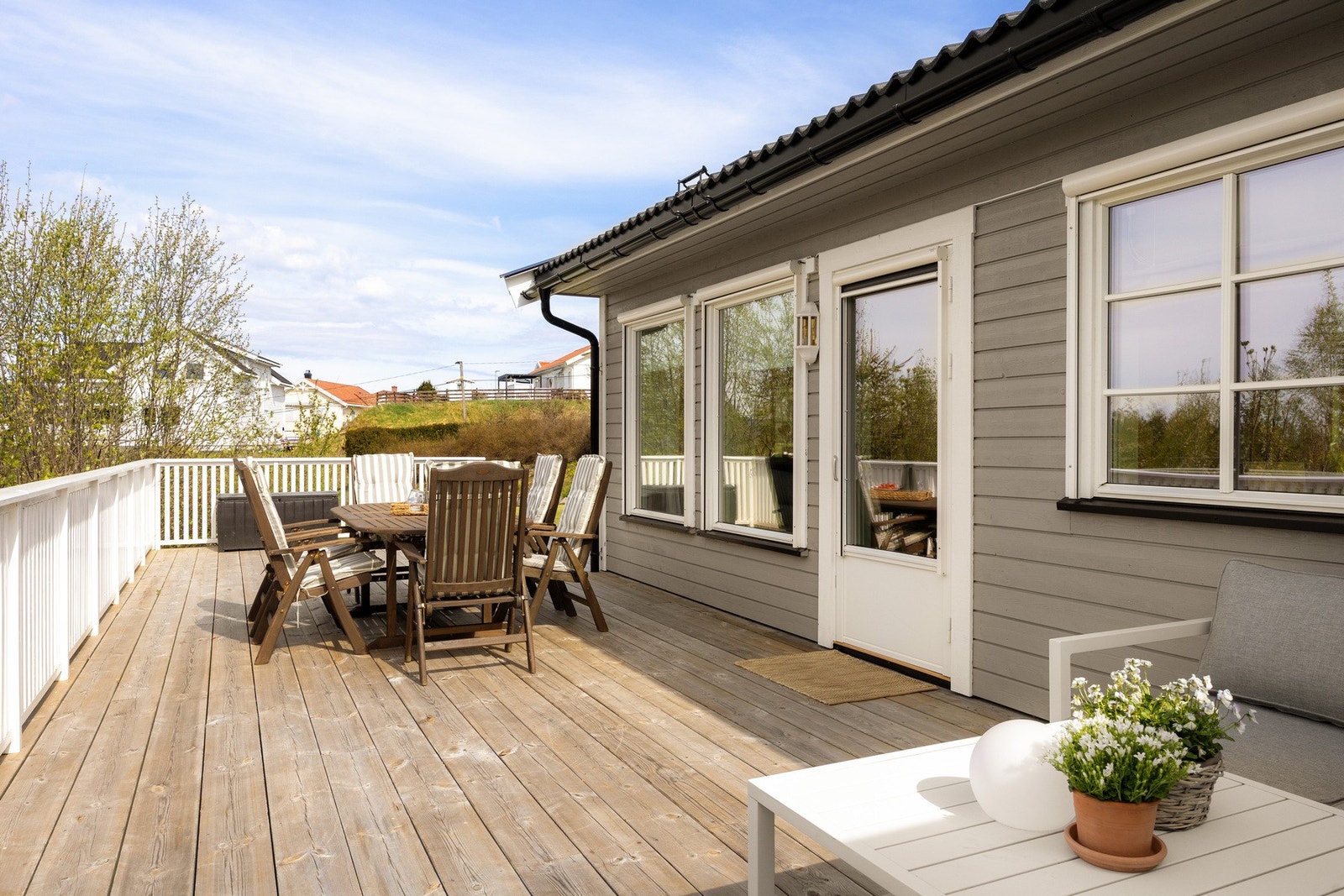 Fra stuen er det utgang til en stor og solrik veranda på ca. 60 kvm, som virkelig fungerer som en naturlig forlengelse av oppholdsrommet i sommerhalvåret. Galleribilde