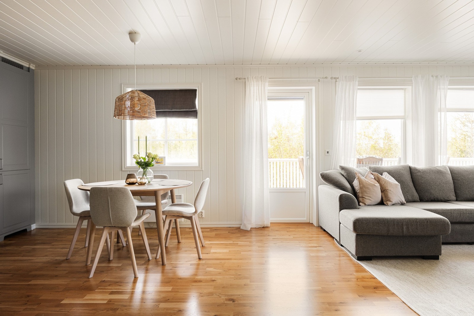 Stuen har en romslig og fleksibel utforming med god plass til en stor hjørnesofa med TV-løsning på veggen ovenfor, samtidig som det naturlig er avsatt plass til spisebord i tilknytning til kjøkkenet. Galleribilde