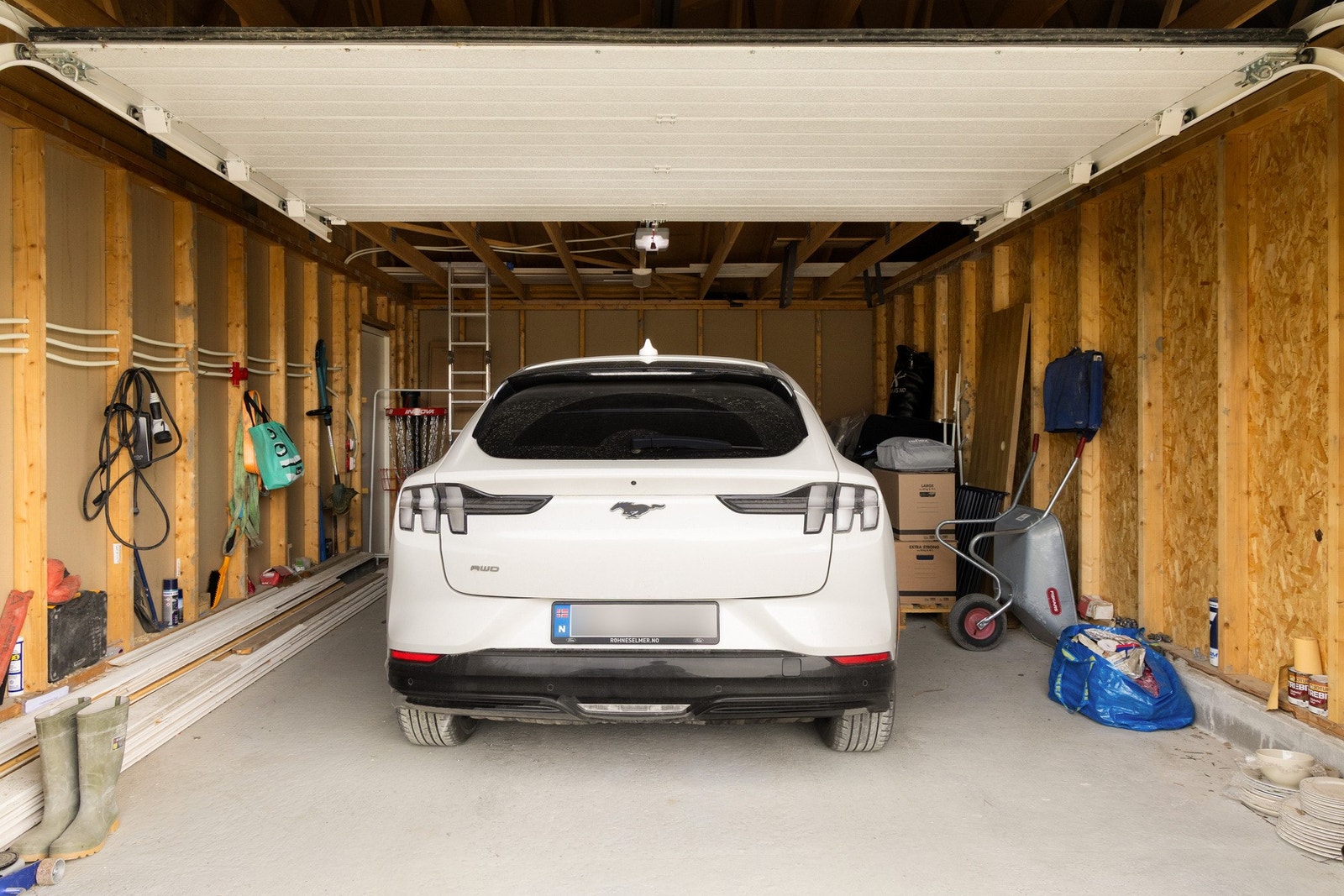 Her står bilen tørt og beskyttet mot vær og vind, samtidig som det er gode oppbevaringsmuligheter til sykler, dekk eller annet utstyr. Galleribilde