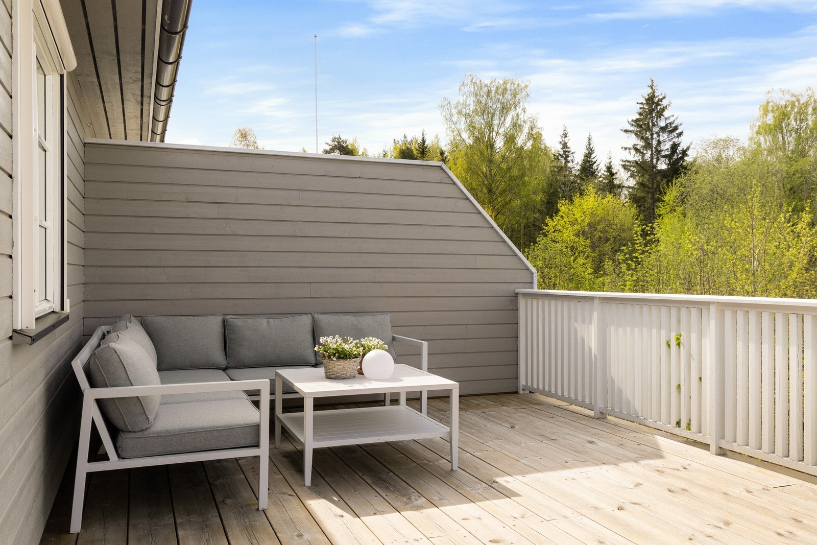 Her er det god plass til flere soner for både avslapning og sosiale sammenkomster, enten man ønsker en romslig spisegruppe til lange sommermiddager, en loungekrok i solen eller plass til grill og blomsterkasser. Galleribilde