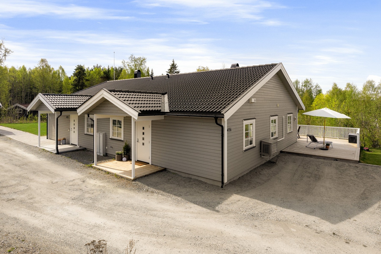 Her bor du i et etablert boligområde med flotte solforhold, hyggelig utsikt og nærhet til både natur, servicetilbud og hverdagslige fasiliteter. Galleribilde