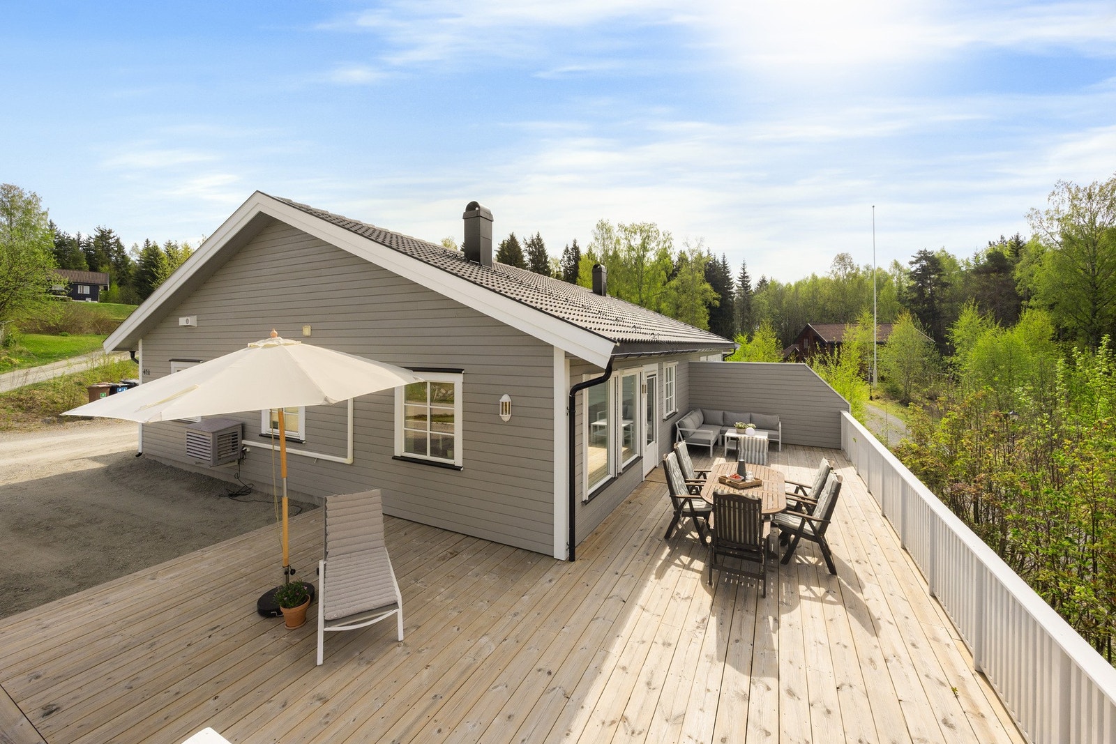 De gode solforholdene gjør dette til et sted man naturlig trekkes mot fra morgen til kveld, enten det er rolige kaffepauser i solen eller hyggelige sommerkvelder med venner og familie. Galleribilde