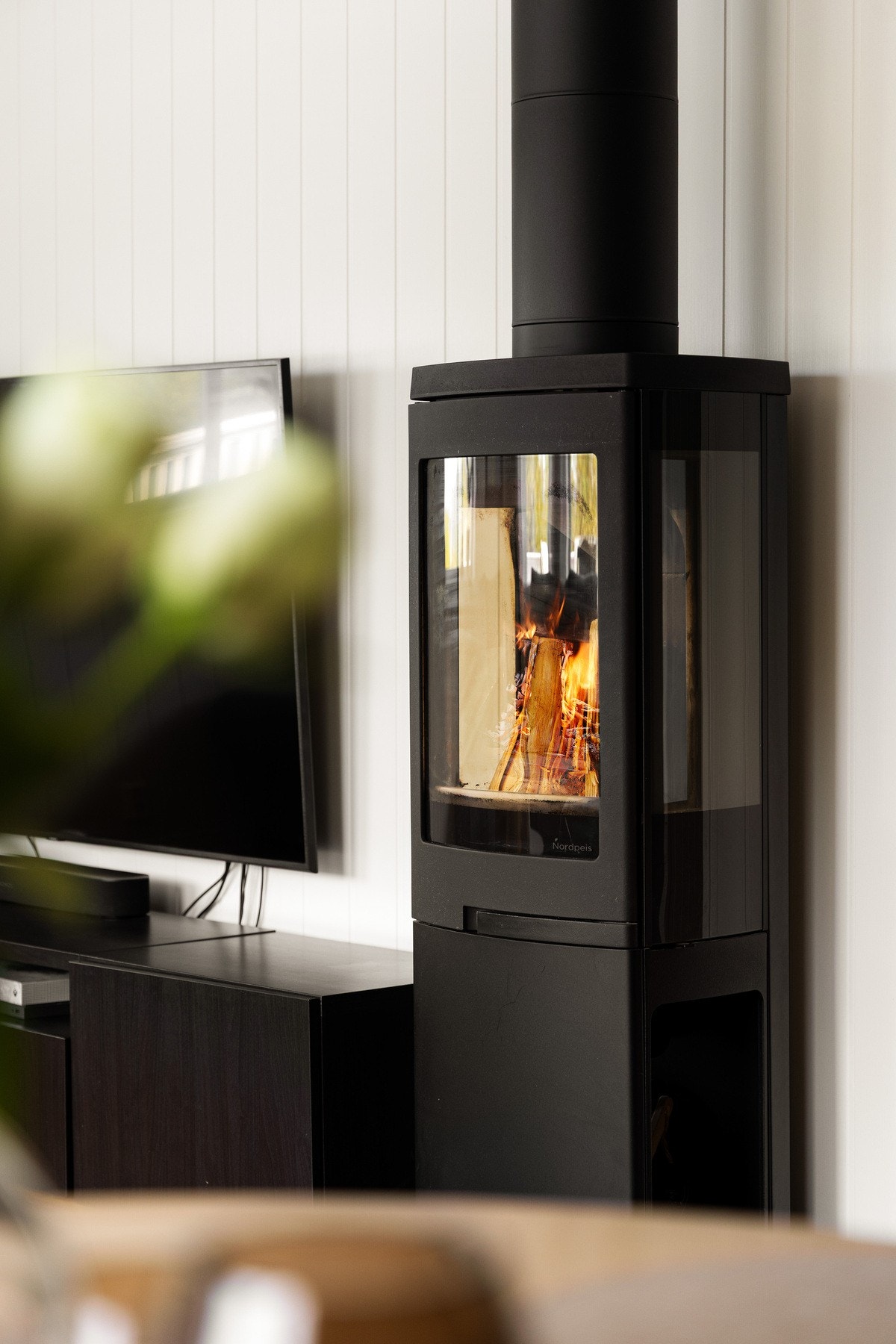 I stuen er det montert en stemningsfull peisovn som skaper ekstra hygge og varme på kjølige vinterkvelder. I Galleribilde