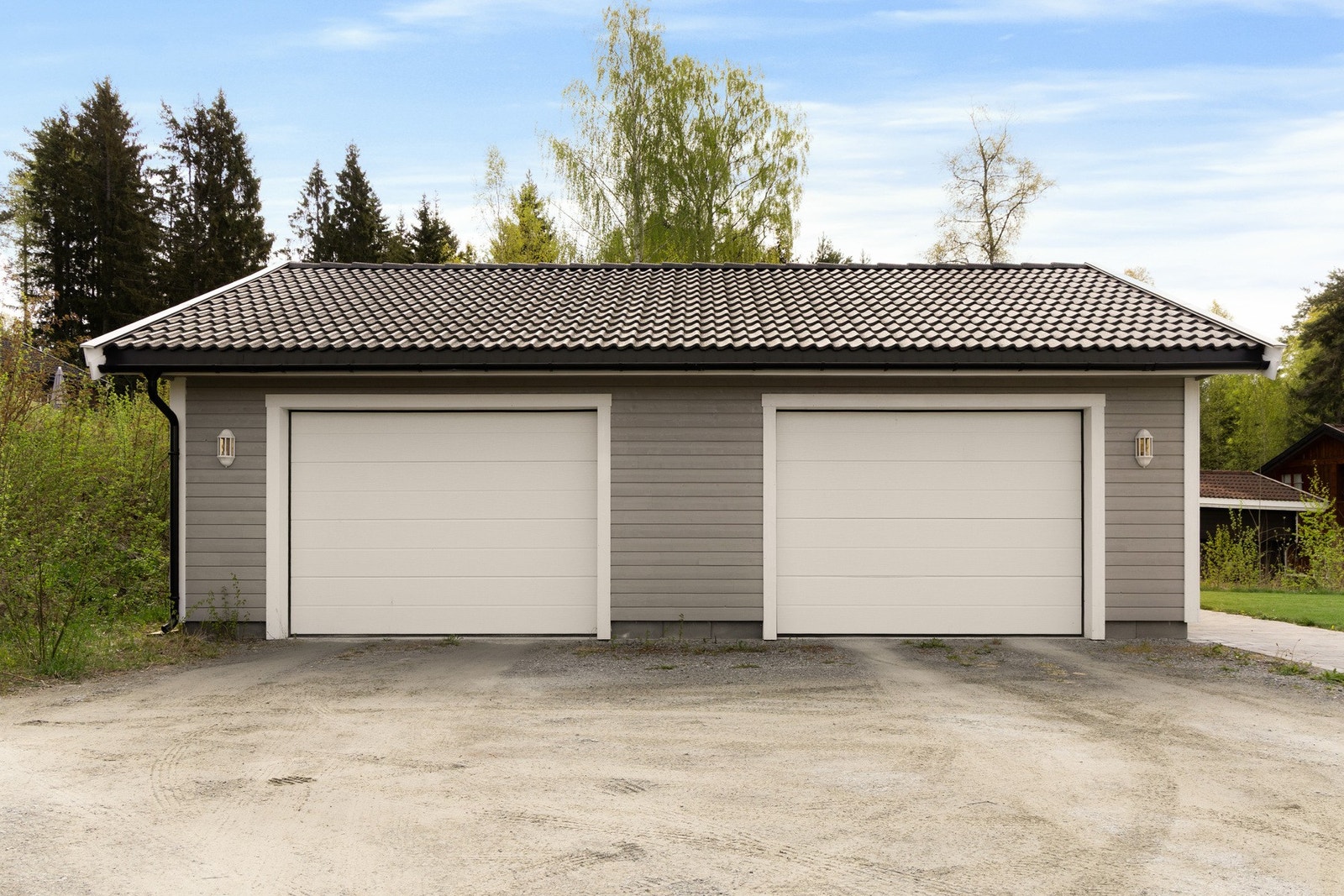 Det medfølger parkering i halvpart av garasje, som gir en praktisk og skjermet parkeringsløsning gjennom hele året. Galleribilde