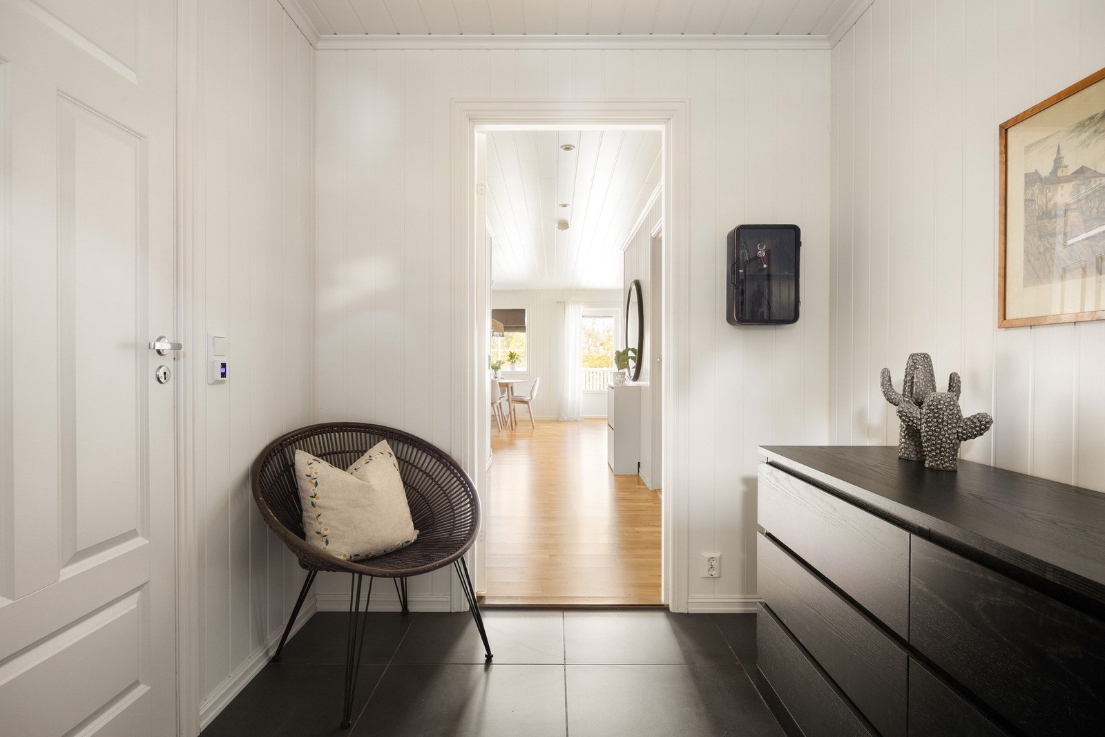 Den åpne følelsen i entréen setter tonen for resten av boligen, som gjennomgående oppleves lys, innbydende og praktisk utformet. Galleribilde
