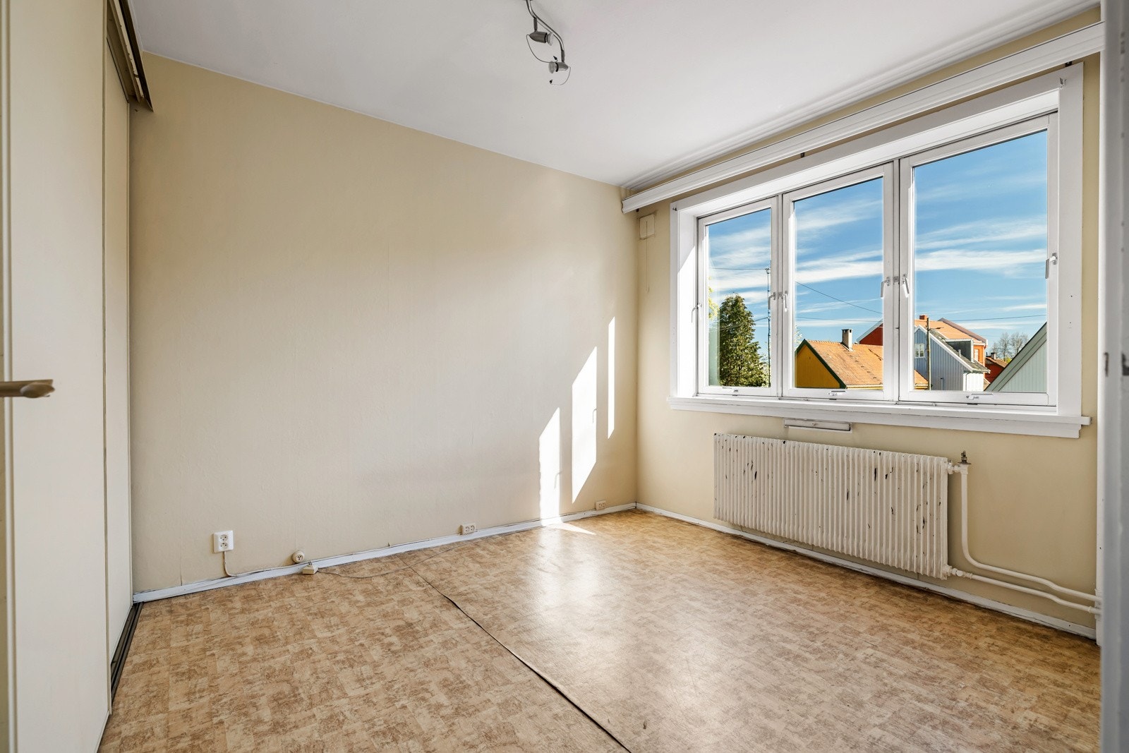 Leiligheten har et stort soverom med garderobeskap - Her er det plass til dobbeltseng Galleribilde