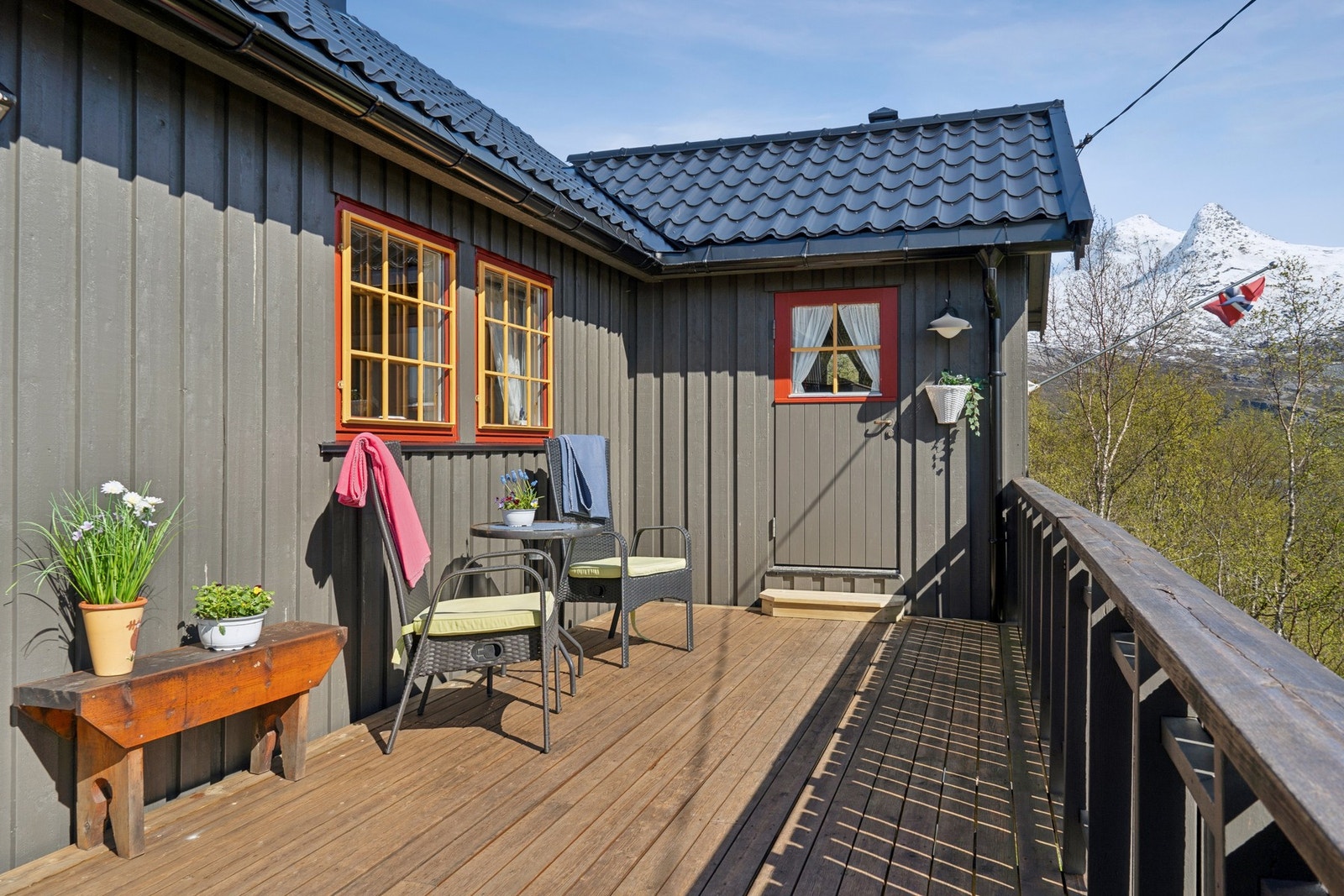 Hytta har en stor terrasse Galleribilde