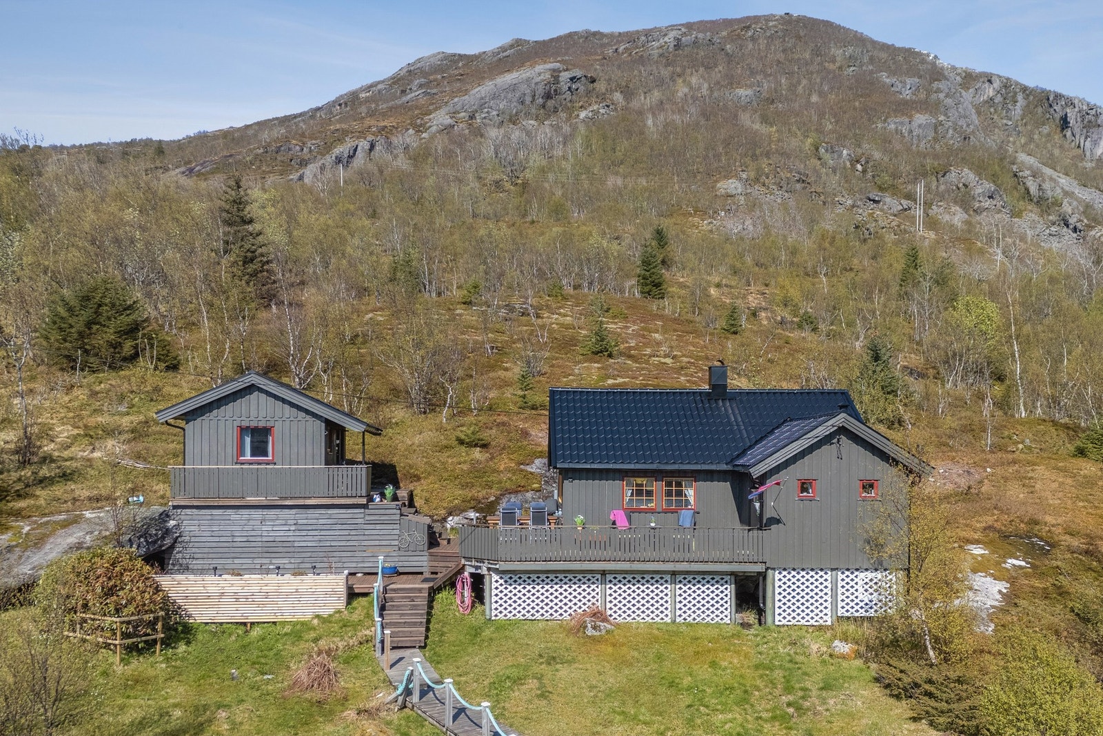 Sjarmerende hytte i Sila - med uthus/anneks, naust og nydelig utsikt mot Sila og Sjona. 33 kvm terrasser Galleribilde