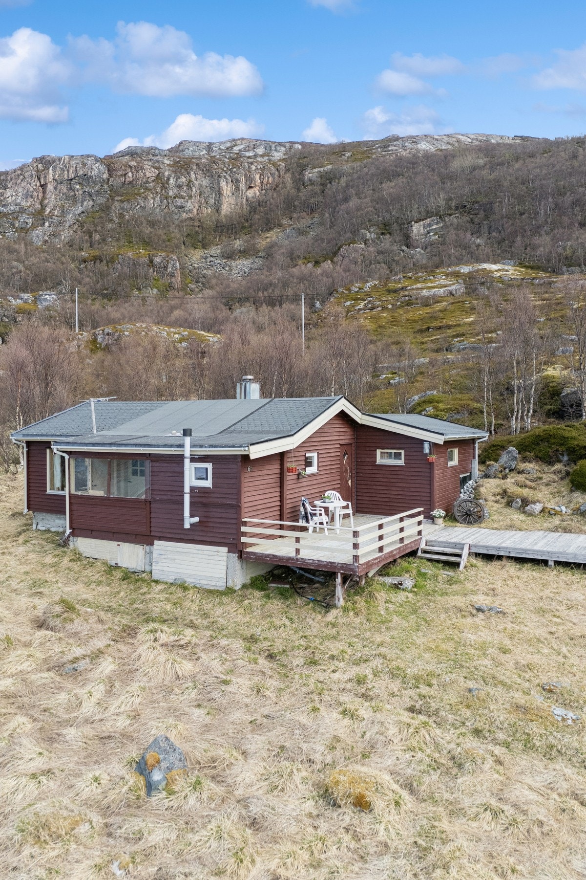 Fritidsboligen er fundamentert på ringmur, støpte søyler og lettklinkermurer. Galleribilde