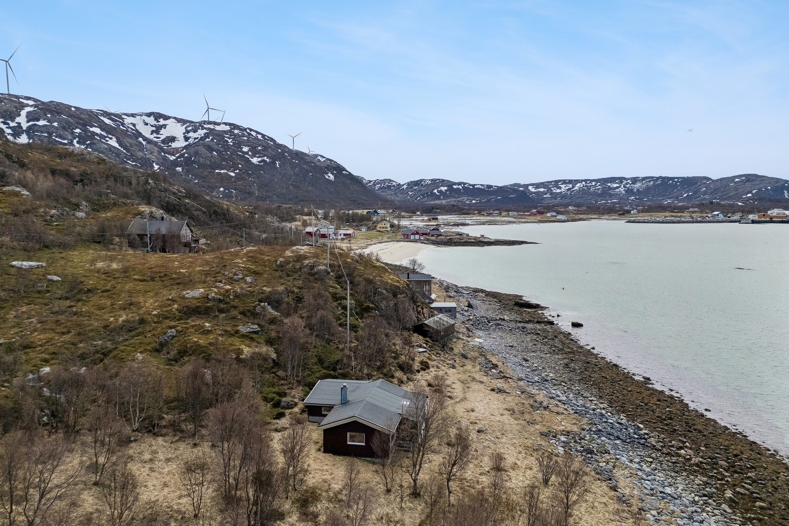 Kort vei til Brensholmen skole med aktivitetshall, omtrent tre minutter unna med bil. Galleribilde