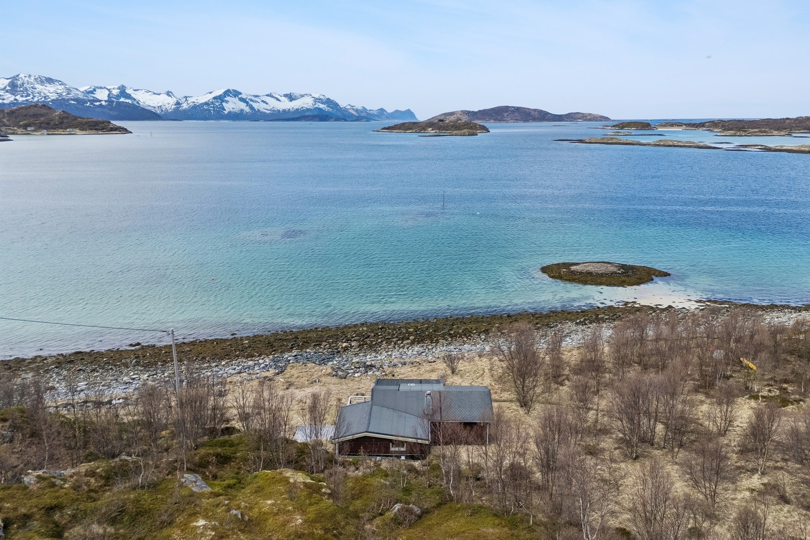 Fra eiendommen er det en vidstrakt utsikt over fjord og fjell. Galleribilde