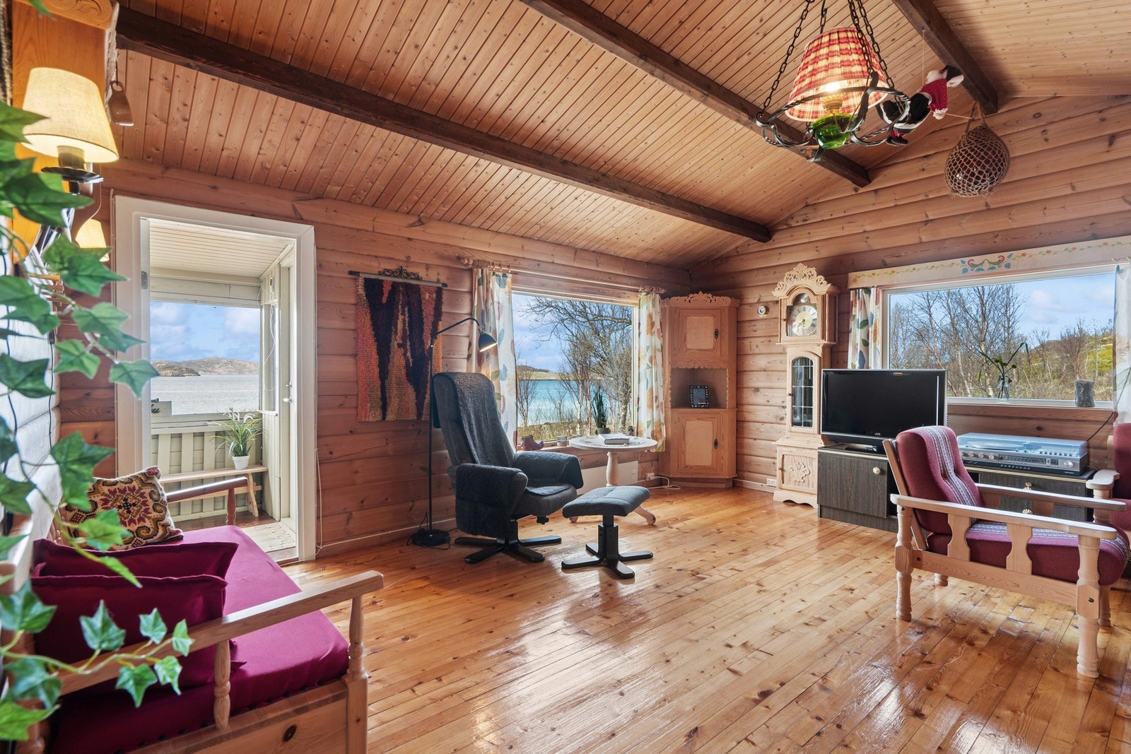 Fra stuen er det utgang til en innglasset terrasse som gir ly for vær og vind. Galleribilde